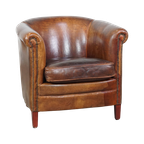 Tijdloze En Stoere Cognac-Kleurige Schapenleren Clubfauteuil Met Een Correcte Afwerking thumbnail 1