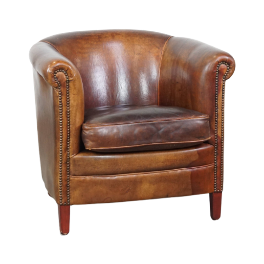 Tijdloze En Stoere Cognac-kleurige Schapenleren Clubfauteuil Met Een Correcte Afwerking 1
