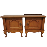 Set Vintage Landelijke Nachtkastjes, Bijzetkastjes In Queen Ann Stijl