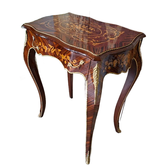 Klassieke Tafel Met Lade Gemaakt Van Fineer Van Diverse Houtsoorten, Voorzien Van Messing Beslag, Afm. 58x38cm En 73cm Hoog. 1
