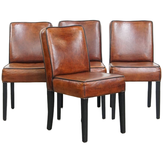 Luxe Set Van 4 Comfortabele Eetkamerstoelen Gemaakt Van Schapenleer Afgewerkt Met Zwarte Biezen 1