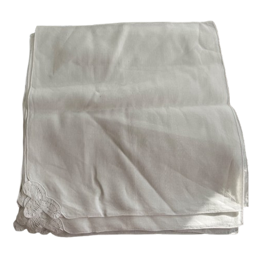 Wit Tafelkleed Met Brusselse Kant - Volledig Handgemaakt, Incl. Servietten. 1