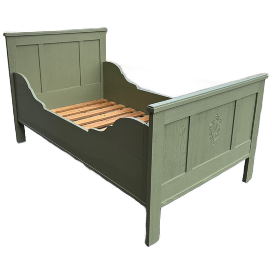 Vintage Kinderbed Met Houtsnijwerk 1