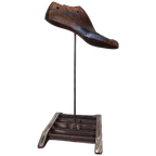 Antieke Houten Schoenleest Op Steampunk Standaard thumbnail 1