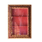 Antieke Wandvitrine – Goudkleurig Hout En Rood Fluweel thumbnail 1