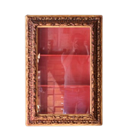 Antieke Wandvitrine – Goudkleurig Hout En Rood Fluweel