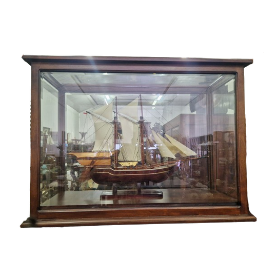 Vitrinekast Met Modelschip 1