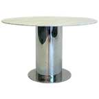 Italiaanse Eettafel Met Wit Marmeren Blad En Chromen Cilindervormige Voet thumbnail 1