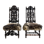 Set Van 2 Antieke Stoelen Bekleed Met Pels Van Wolf thumbnail 1