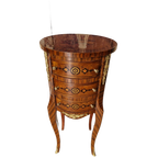 Klassieke Rond Ladekastje Bijzettafel, Met Sierlijke Versiering 3 Laatjes En Messing Versieringen Afm. 36x36cm En 81cm Hoog. thumbnail 1