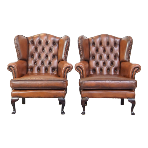 Set Van 2 Statige Rundleren Chesterfield Oorfauteuils Met Elegante Pootjes In Mooie Bruine Kleur