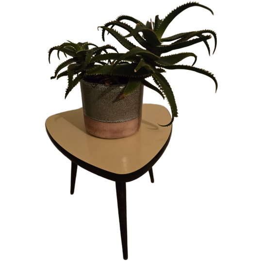 Charmante Formica Retro En Vintage Bijzettafel In Warme Oker Gele Kleur Driehoek 1