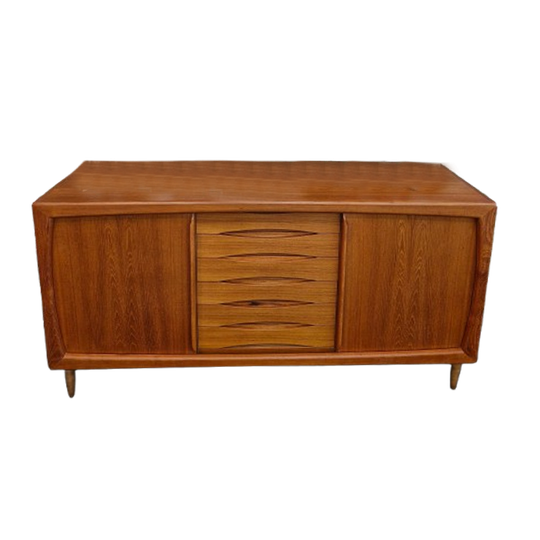 Deens Design Dressoir / Sideboard dyrlund 1