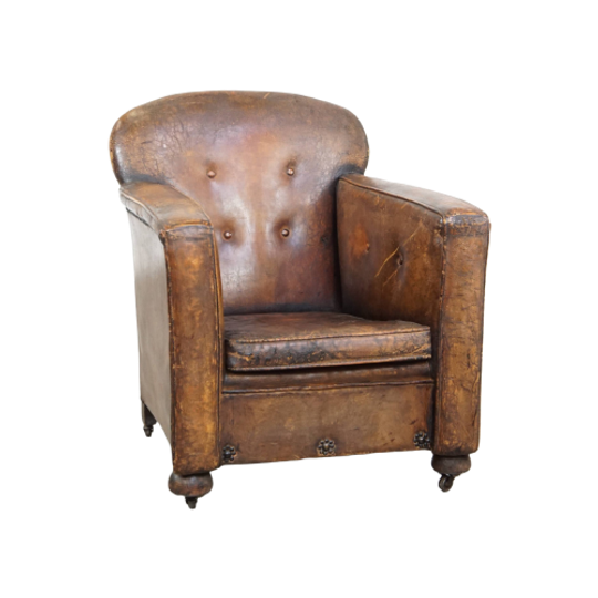 Antieke, Karakteristieke En Charmante Schapenleren Armchair Op Wieltjes En Met Prachtig Patina 1