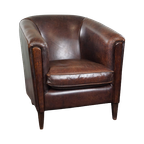 Donkere Charmante Schapenleren Clubfauteuil Met Een Strak Design thumbnail 1