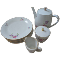 Thee Of Koffiepot, Melk En Suiker En Vijf Ontbijtbordjes