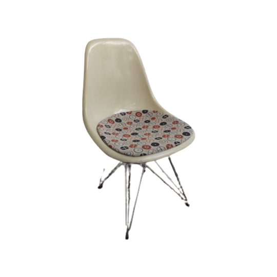 Eames Side Chair 1