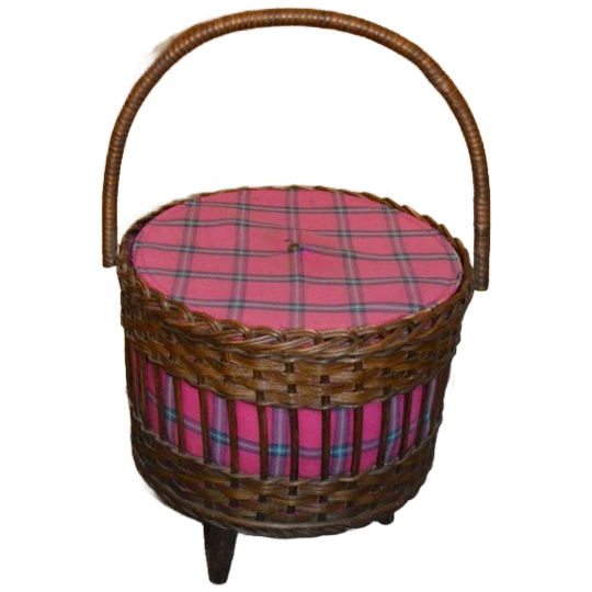 Retro Sewing Box Van Rotan Op Houten Pootjes 1