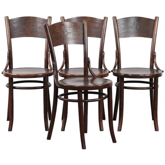 Set Van Vier Leuke Tijdloze Vintage Houten Cosmos Bistro Design Stoelen Met Mooi Snijwerk 1