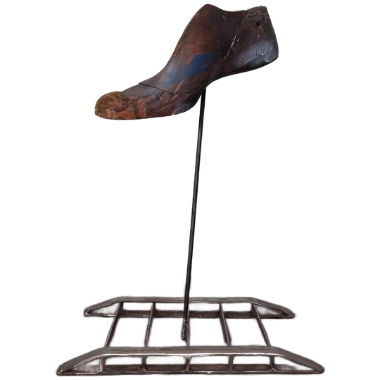 Antieke Houten Schoenleest Op Steampunk Standaard 1