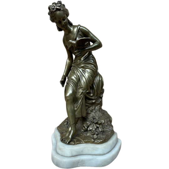 Antiek Bronzen Beeldje "meisje Met Een Vogel". 1
