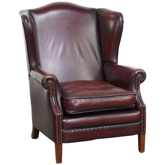 Charmante En Comfortabele Bordeauxrode Rundleren Oorfauteuil In Engelse Stijl 1