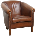 Stijlvolle En Tijdloze Bruine Rundleren Clubfauteuil In Engelse Stijl Met Een Luxe Afwerking thumbnail 1