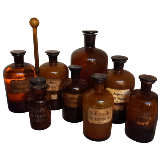Verzameling Van 8 Oude Apothekersflessen. 1