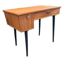 Mid Century Teak Bureau Met Zwarte Conische Poten