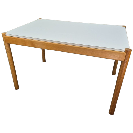 Vintage Tafel, Scandinavisch Design. Hout Met Formica Blad. 1