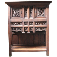 Kabinet In Neogotische Stijl