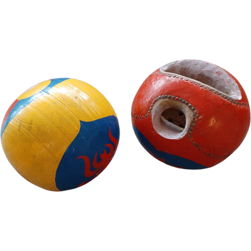 Set Van 2 Antieke Houten Bowlingballen