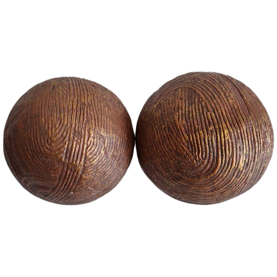 Twee Kunststof Ronde Decoratie Bollen Ø 10 Cm Met Streepmotief 1