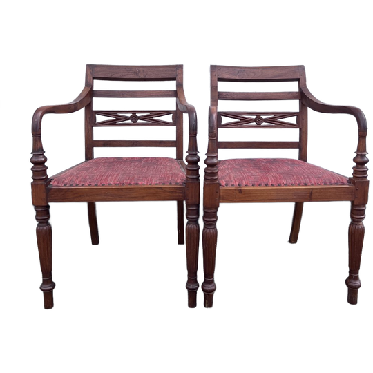 Set Van Twee Stevige Teak Houten Gestoffeerde Stoelen Met Armleuningen 1