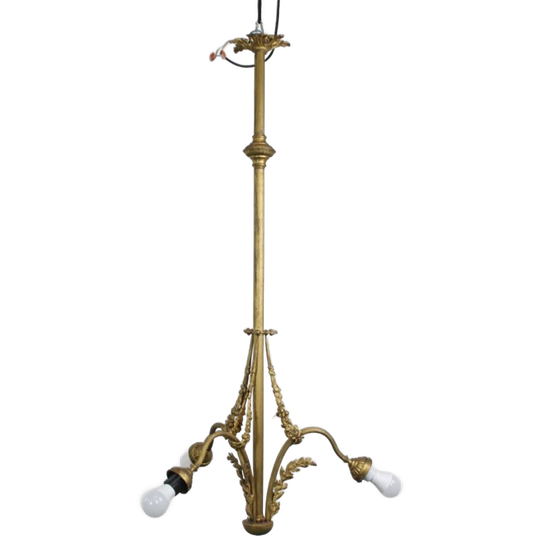 Antieke Hanglamp Met Goudkleurige En Sierlijke Details En 3 Fittingen 1