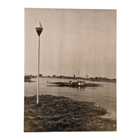 Zwart Wit Foto Op Hardboard Olst Veerpont Daf Reclame 1
