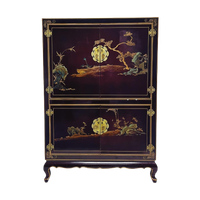 Bordeauxrode Chinese Kast