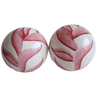 Twee Ronde Ballen Van Gips Ø 10 Cm Met Bladmotief