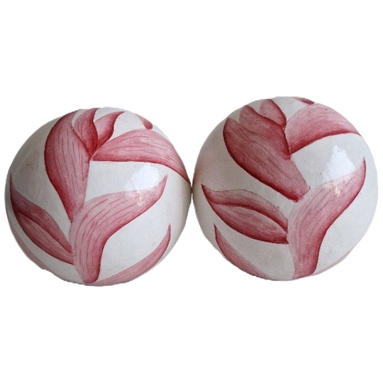 Twee Ronde Ballen Van Gips Ø 10 Cm Met Bladmotief 1