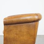 Cognac-Kleurige, Karaktervolle Vintage Schapenleren Clubfauteuil Met Een Kleurrijk Stoffen Kussen thumbnail 6