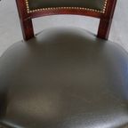 Charmante Groene Rundleren En Houten Bureaustoel Met Siernagels In Engelse Stijl Op Wieltjes thumbnail 7