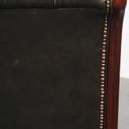 Elegante Groene Rundleren Engelse Chesterfield Fauteuil Met Een Sierlijke Afwerking Met Hout thumbnail 14