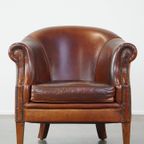Stoere Maar Comfortabele Clubfauteuil Gemaakt Van Schapenleer En Afgewerkt Met Siernagels thumbnail 3