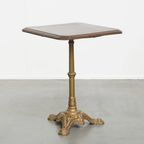 Stijlvolle Antieke Franse Bistro Tafel Met Een Sierlijke Goudkleurige Gietijzeren Poot thumbnail 2