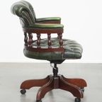 Klassieke Groene Rundleren En Houten Chesterfield Bureaustoel/ Captain Chair In Engelse Stijl thumbnail 3