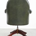 Grote Groene Rundleren Chesterfield Bureaustoel Op Wieltjes Met Een Hoge Rug thumbnail 4