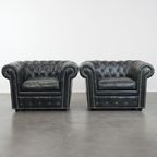 Tijdloze En Klassieke Set Ruime Zwarte Chesterfield Fauteuils Van Karaktervol Generfd Rundleer thumbnail 2