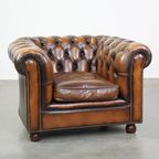 Luxe, Klassieke En Mooie Rundleren Engelse Chesterfield Fauteuil In Goede Staat thumbnail 2