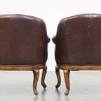 Set Van 2 Charmante, Klassieke Rundleren Engelse Chesterfield Armchairs Met Sierlijke Poten thumbnail 2