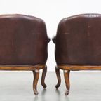 Set Van 2 Charmante, Klassieke Rundleren Engelse Chesterfield Armchairs Met Sierlijke Poten thumbnail 4